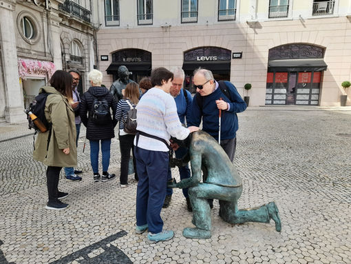 il gruppo vicino alle statue che ricordano i costruttori dei caratteristici parciapiedi