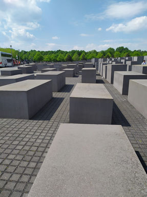 il memoriale agli ebrei con i suoi 2.711 blocchi di cemento