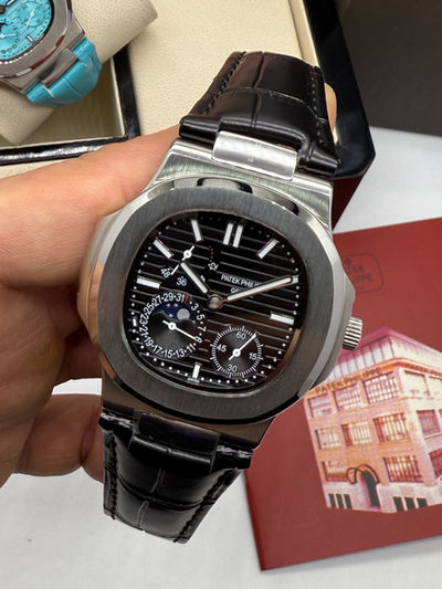 Patek Philippe Nautilus Fases da Lua 40mm, Aço, Mostrador Preto