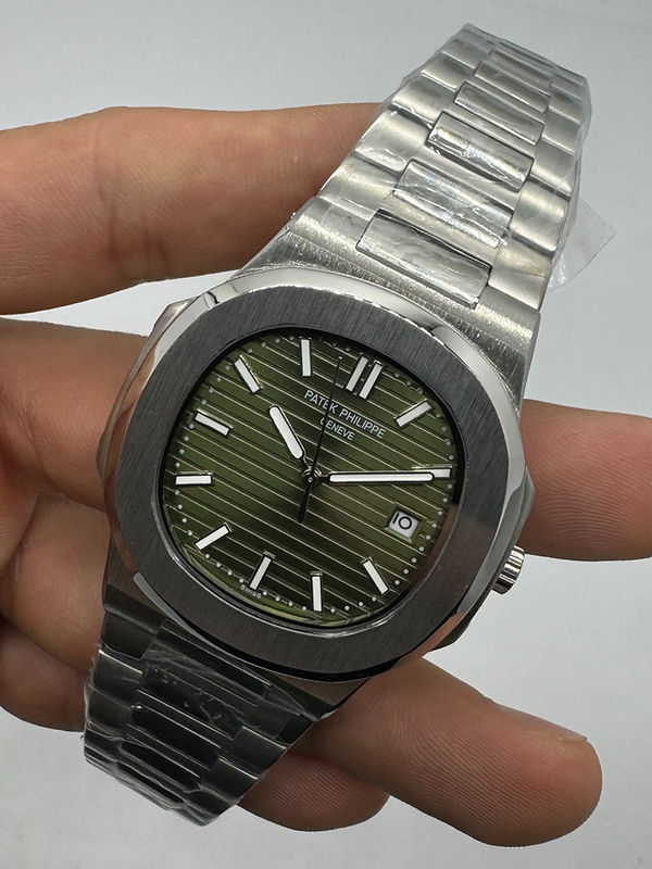 Patek Philippe Nautilus 39mm, Mostrador Verde, Pulseira Aço