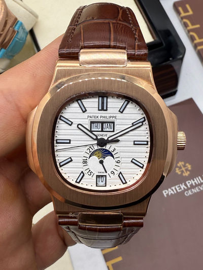 Patek Philippe Nautilus 39mm, Aço/Rose Mostrador Branco, Pulseira Couro