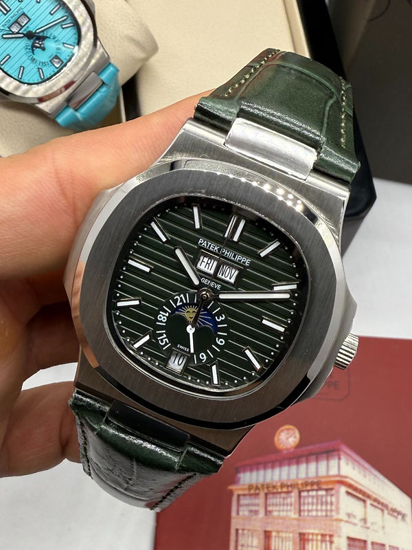 Patek Philippe Nautilus 39mm, Mostrador Verde, Pulseira Couro
