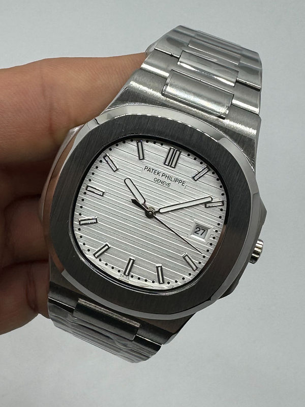 Patek Philippe Nautilus 39mm, Mostrador Branco, Pulseira Aço