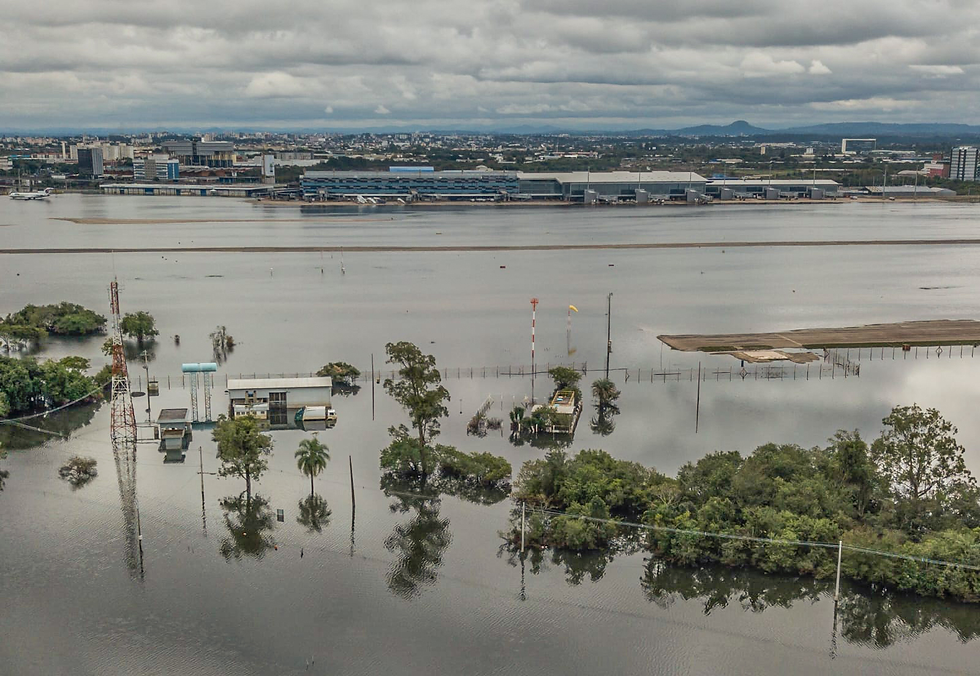 Aeroporto Salgado Filho, em Porto Alegre, continua alagado pelas enchentes que atingem o RS / Crédito: Rafa Neddermeyer/Agência Brasil