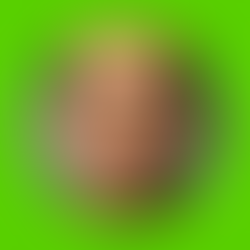 “Primo piano di Marco, il personaggio della lezione A0 ‘Mi presento’.