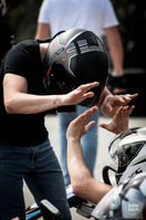 Photo deux hommes qui se check lors d'une session de karting