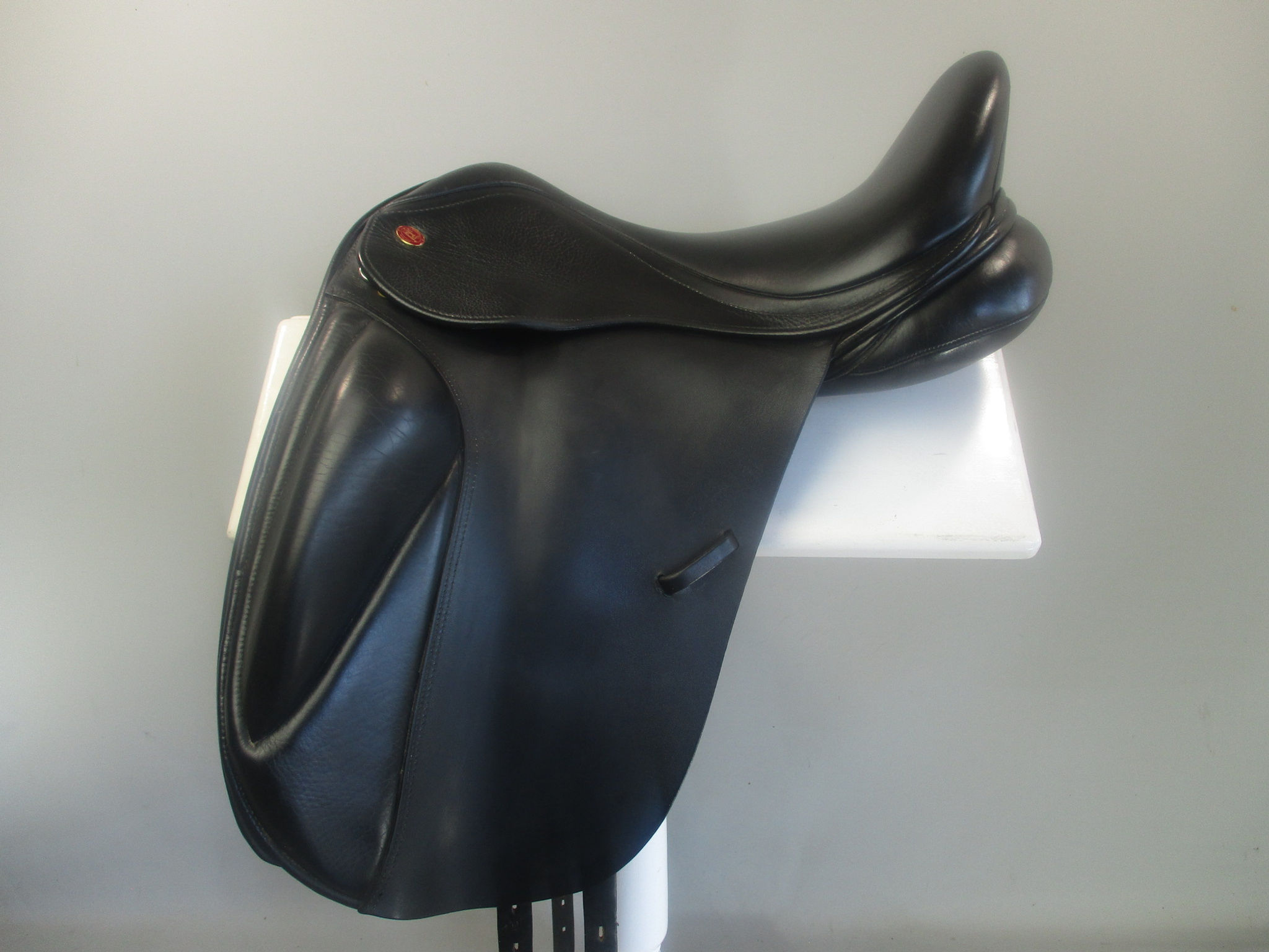 Kent and Masters Surface Block Dressage Saddle 17.5"