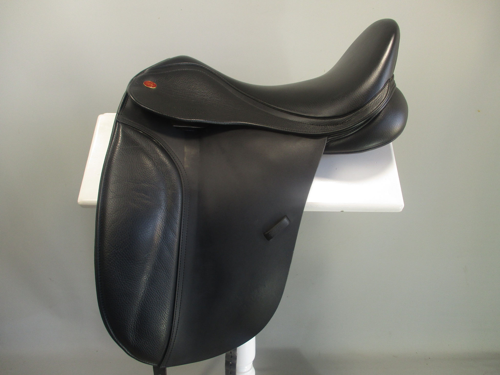 Kent and Masters Low Profile Dressage Saddle 17.5"
