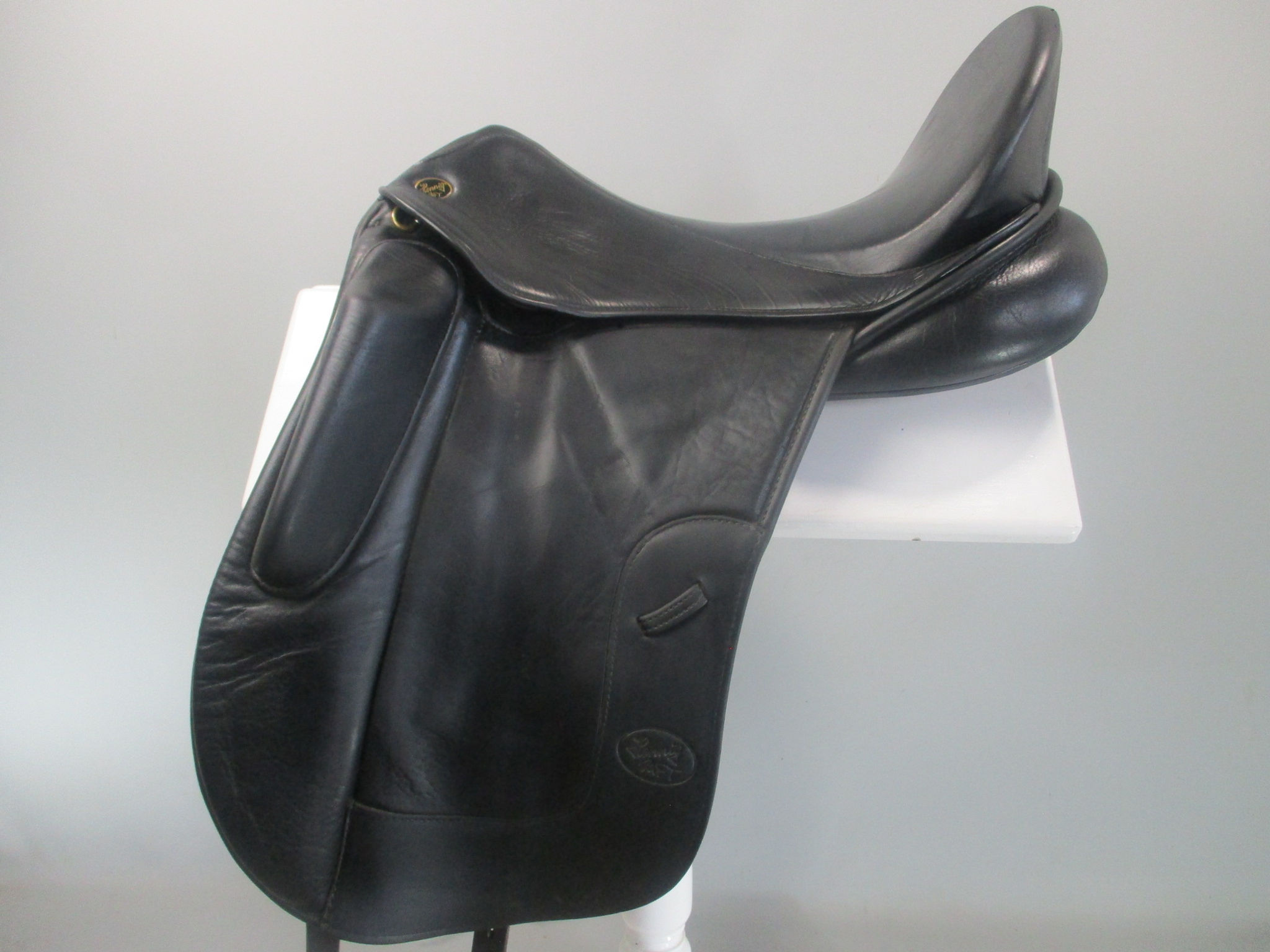 Hennig MFT Dressage Saddle 18" MW