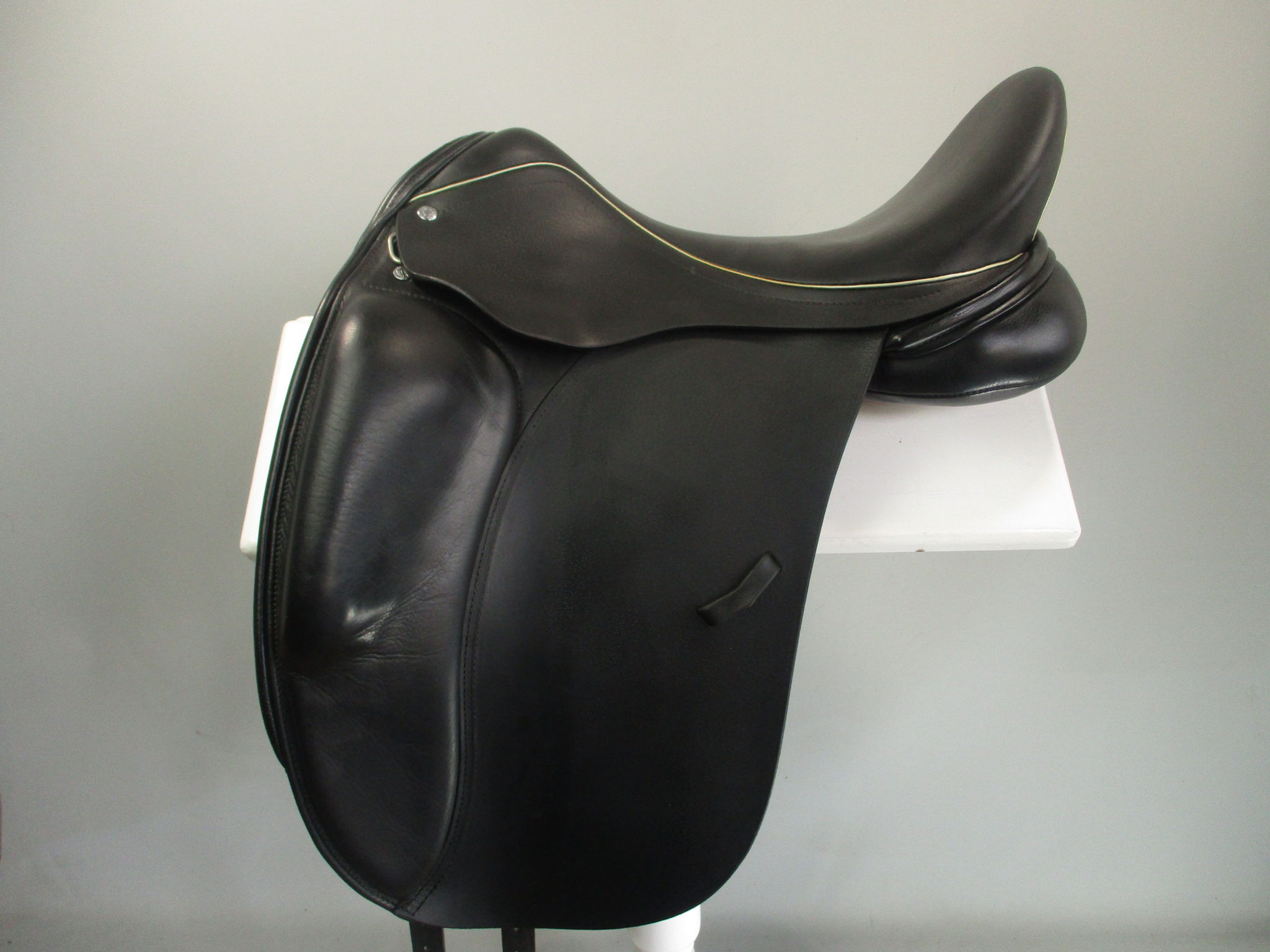Loxley LX Dressage Saddle 17.5" M/MW