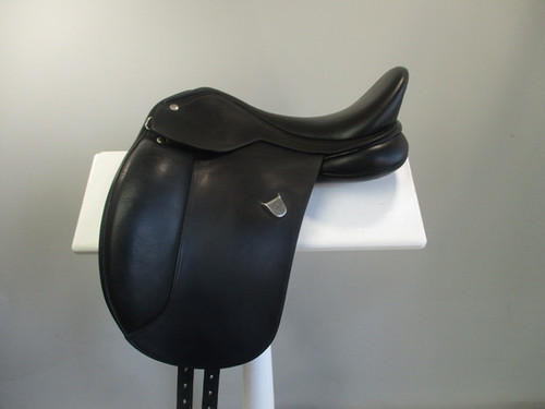 Bates Innova Dressage Saddle – A Bit Less Tack Bates Innova Dressage Saddle – A Bit Less Tack