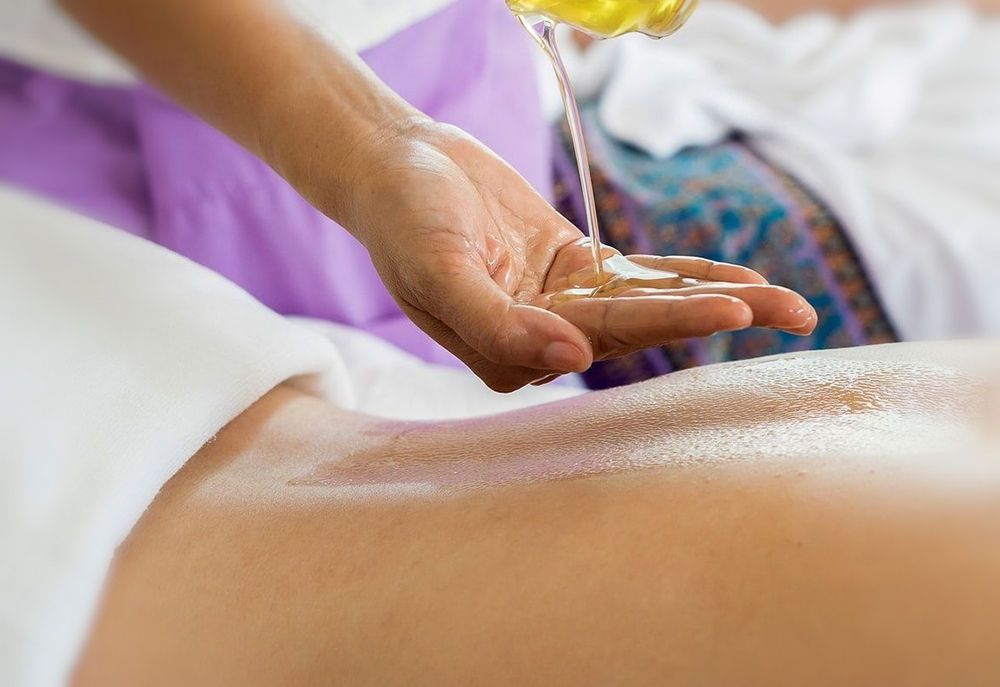 i Spa singapore best full body massage service using warm oil