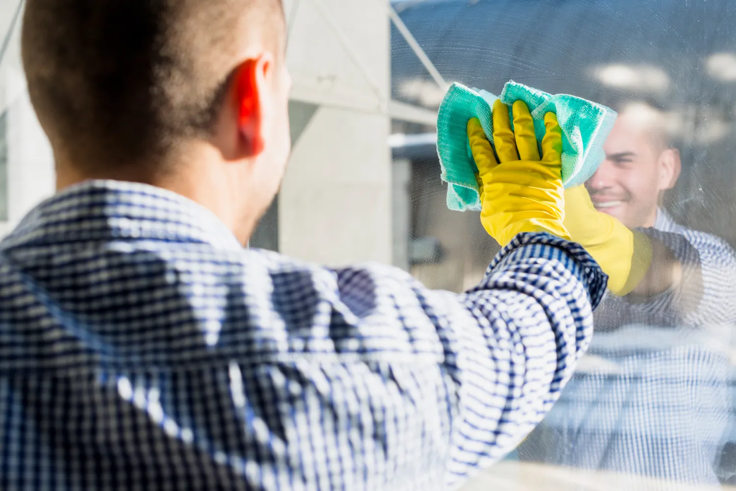 Homemade vs. Commercial Window Cleaning Solutions