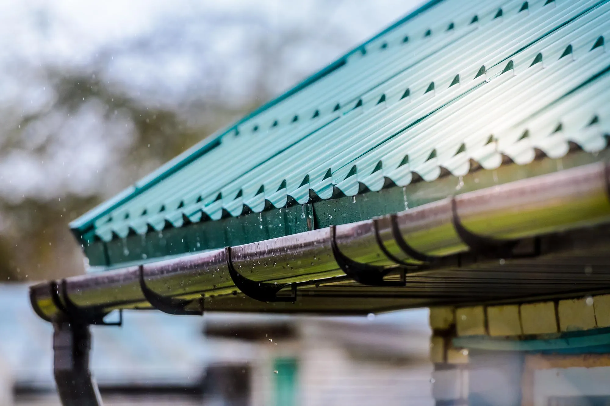 gutter cleaning in South Surrey.webp