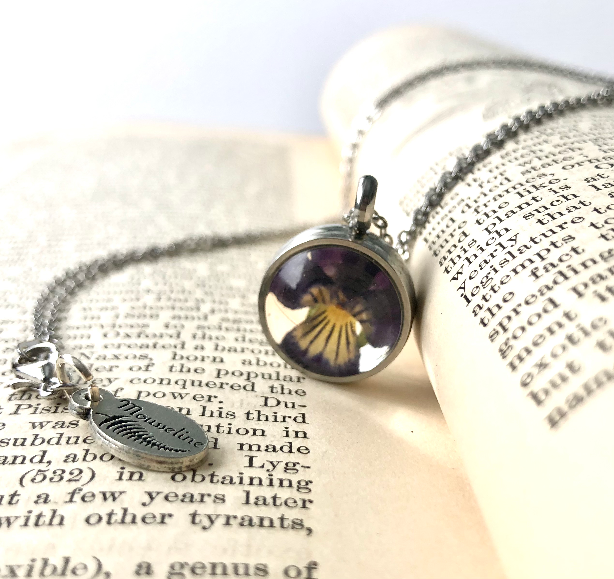 Collier Sphérique Pensée (verre)-Glass Sphere Pansy Necklace