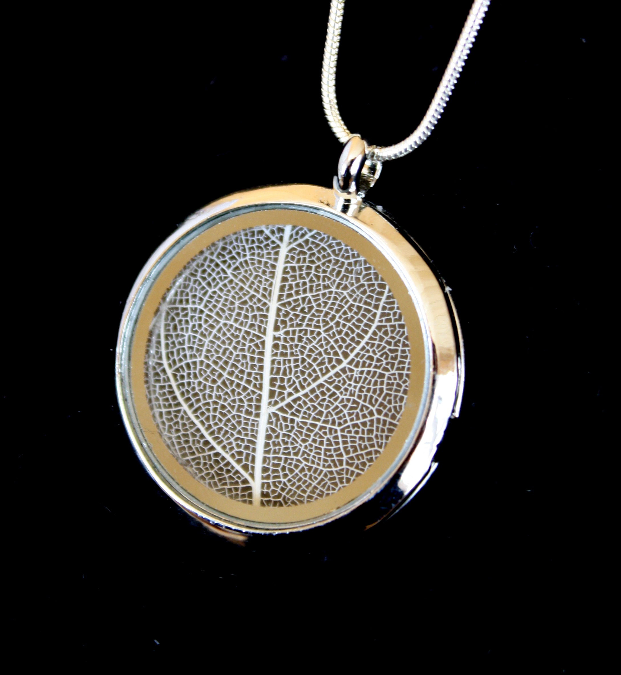 Loquet squelette de feuille (blanc ou vert)-Skeleton leaf locket