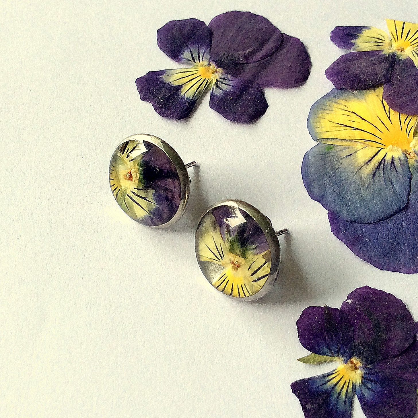 Boucles d'oreilles pensées (boutons)-Pansy button earrings