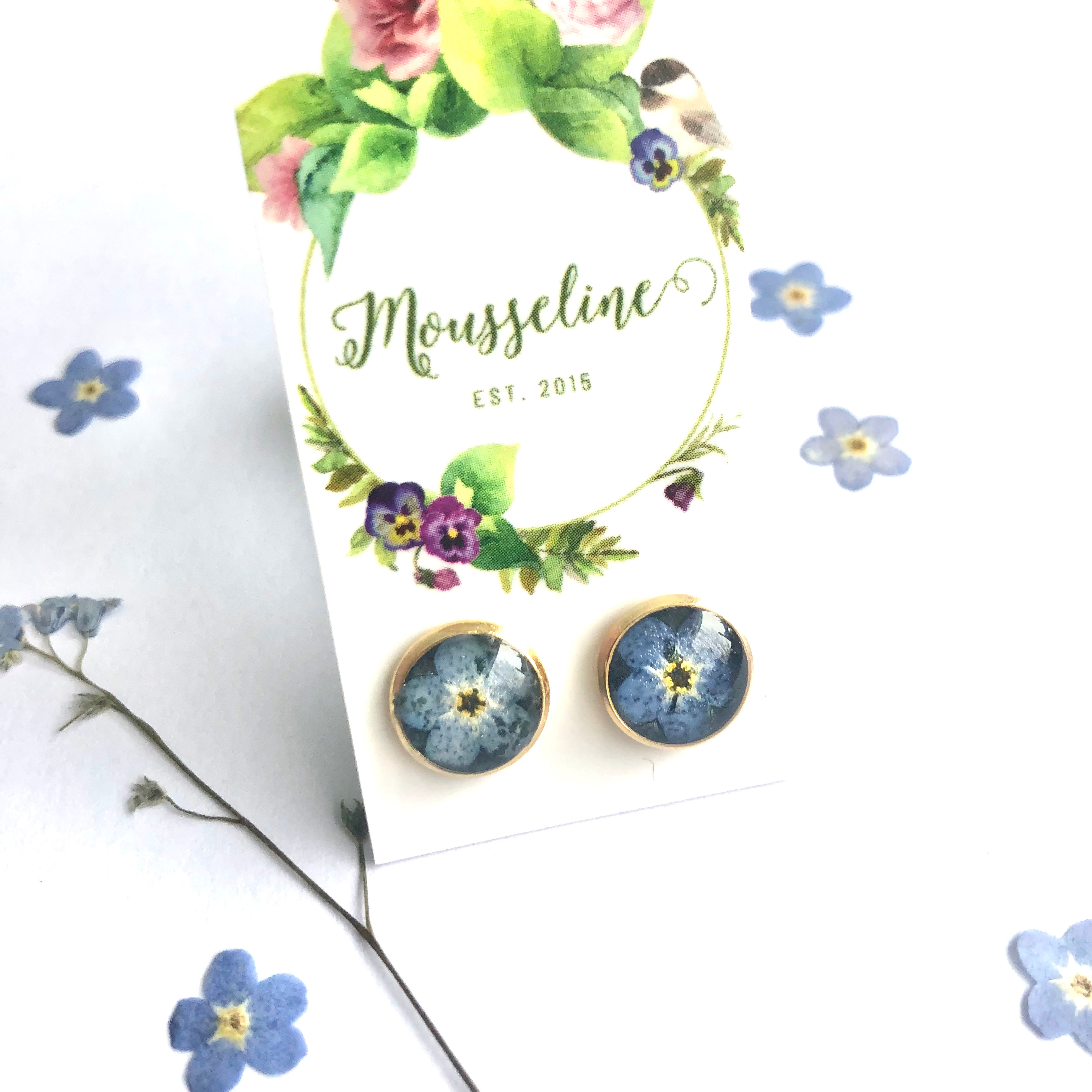 Boucles d'oreilles myosotis (boutons-noir)/Forget-me-not button earrings (black)