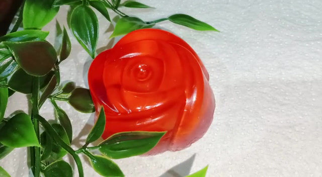 Miniatura: ORGANIC ROSE SCENTED MOISTURIZING SOAP FOR DRY AND SENSITIVE SKIN