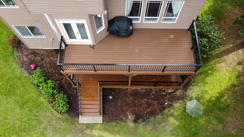 Two level deck built using Trex decking and aluminum handrail with aluminum pickets