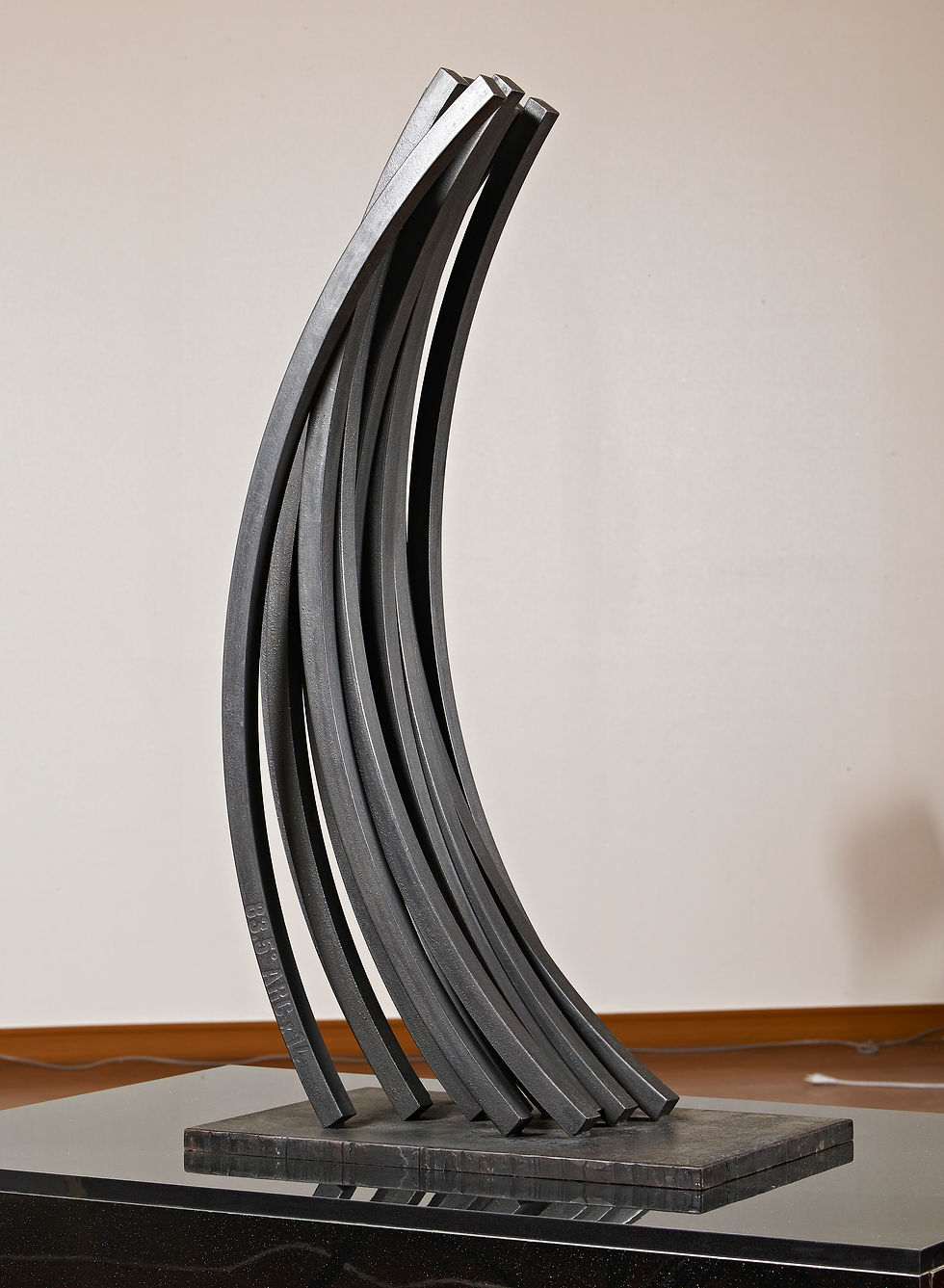 Bernar VENET(베르나르 브네)France - Untitled, 32x52x96cm steel 1983.jpg