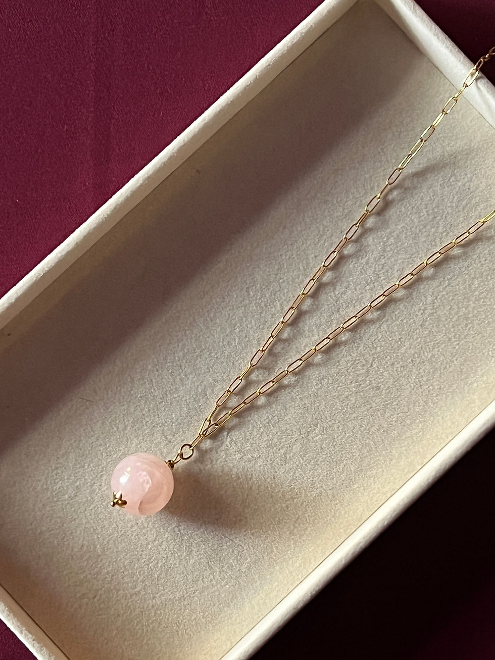 Collana dorata con sfera in quarzo rosa