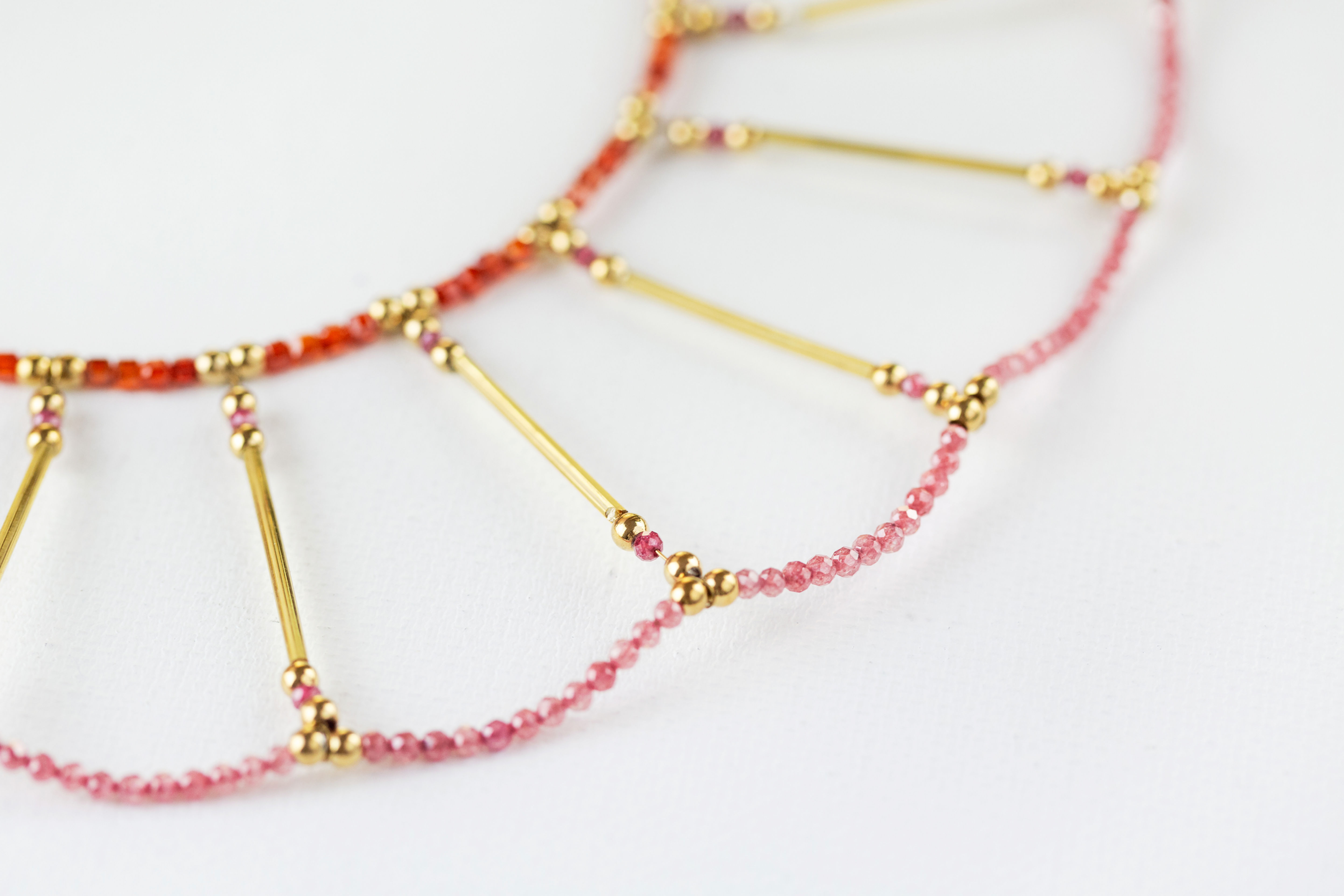 Collare dorato con zirconi colorati e chiusura magnetica a sfera ispirato all’Egitto