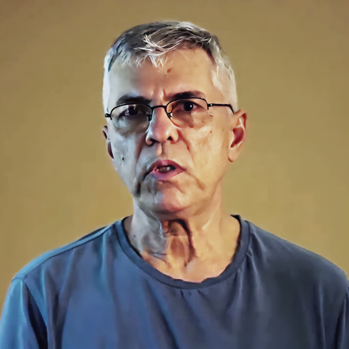 Milton Mendes, como é conhecido, nasceu em Guiratinga, Estado de Mato Grosso, no dia 26 de maio de 1958.
É filho de Milton Mendes da Silva e Floriza Xavier de Araújo Mendes. É solteiro, arquiteto e artista plástico, residente à Av. Getúlio Vargas n° 97, em Barra do Garças/MT.

Concluiu seus estudos a nível de 1º Grau no Internato Salesiano de Araguaiana/MT, em 1869; o 2º Grau no Colégio Carlos Chagas, em Goiânia/GO, em 1876 e o 3° Grau Bacharel em Arquitetura e Urbanismo, pela Universidade Católica de Goiás, em Goiânia/GO, em 1985. 
Consta ainda de seu 3º o  Curso de Licenciatura em Desenho e Plástica, na Universidade Federal de Goiás (curso não concluído).

Dados Complementares:
Publicitário, com Reg. n° 74 - MTb/GO;
Diretor de Arte da CLASS - Publicitários Associados e EMEP - Editoria, Marketing e Promoções, de 1981 a 1984 - Goiânia/Go;

Caricaturista e Ilustrador Gráfico dos Jornais Opção, Top-News, Mutirão e Folha de Goyaz de 1979 a 1982, em Goiânia/GO e no Correio do Vale, Barra do Garças/MT, ainda no Boletim do Instituto dos Arquitetos do Brasil/Goiás e revista Manifestarte, Goiânia/GO;
Diretor do Centro Acadêmico da Faculdade de Arquitetura, UCG - Goiânia/GO, em 1983;
Professor de Educação Artística, Estatística e Física (2º Grau) no Colégio Dom Bosco em Barra do Garças/MT, em 1986.
Artista Plástico - participação nas exposições anuais dos alunos do Instituto de Artes da UFG de 1977 e 1978, realização em conjunto com os arquitetos e artistas plásticos Daniel Panizzo e Wilson Jorge em Goiânia, a “Mini-Expo-Arte", no Flamboyant Shopping Center, 1985;
Menção honrosa no Concurso Nacional de Desenho Infantil - Banco Português do Brasil SA, aos nove anos de idade;
Atividades profissionais em seu atelier de arquitetura em Barra do Garças desde setembro de 1985;
Membro das instituições culturais: Loja Maçônica Acácia do Araguaia, Grande Oriente do Estado de Mato Grosso, Ordem Rosacruz-Amorc-Pronaos Rosacruz de Barra do Garças/MT, Celva - Centro Étnico-Ecológico do Vale do Araguaia. 

Trabalhos literários a publicar:
Livreto em Histórias em Quadrinhos, ainda sem título, 
Livreto com poemas e pensamentos ilustrados com o título "Para Abrir ao Acaso";
Relatório Vale do Araguaia: pesquisa urbanística, ambiental e sociológica da região do Vale do Araguaia;
Exposição de Desenhos e Aquarelas com temas de aves e paisagens regionais. 

Trabalho literário publicado:
O livro de literatura infantil "Maria Felicidade".
