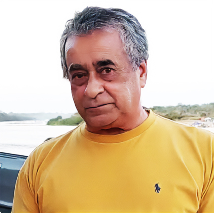 Carolino Gomes dos Santos nasceu no dia 05 de maio de 1948, no local denominado Morro do Chapéu, Estado da Bahia. Filho de Laudelino de Souza Santos e Maria Gomes de Oliveira, veio para Barra do Garças ainda criança.

Fez seus estudos primários no colégio Antônio Cristino Cortes de Barra do Garças e o curso ginasial no Ginásio estadual de Barra do Garças, concluído em 1962.

Curso científico no Liceu de Goiânia/GO e o Pré universitário no colégio Universitário (COLU) de Goiânia/GO.

Seu curso universitário foi feito pela Federal Fluminense, de Niterói/ Rio de Janeiro, concluído em dezembro de 1976.

Realizou diversos cursos, entre eles o curso de Relações Humanas e Iniciação Obstetrícia, terapia Antibiótica, concurso da Suzeme, Curso Técnico Bioquímico.

Em seu desempenho profissional trabalhou como professor primário, investigador de polícia, professor curso Científico, professor pré-vestibular, Diretor do Polo de Saúde de Garças e diretor proprietário do Hospital Santo Antônio.

Fez estágio em especialidades médicas de Pediatria, Clínica Geral, Cirurgia Geral e Urologia, Cirurgia Toráxica, Obstetrícia e Ginecologia, Psiquiatria, Transplante Cardiologia e Pneumologia, de Rim e Monitor de Obstetrícia e Maternidade do Hospital Escola Antônio Pedro em Niterói/RJ.

Participou dos Congressos: Dermatologia, Cirurgia Plástica e Pediatria.
Em Barra do Garças ingressou na política e foi eleito e assumiu o mandato de prefeito  no período de 1983 a 1988.
