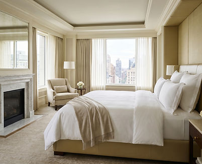 luxury_hotel_room_white_bed_202606231318.jpeg