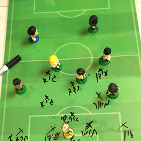 שחקני כדורגל צעצועים על פלייסמט כדורגל