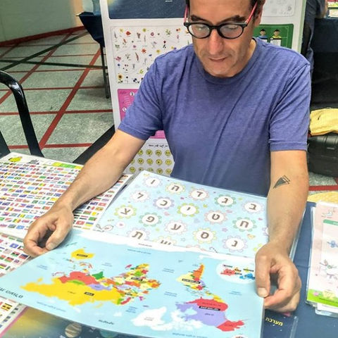 איש חוקר את מפת העולם