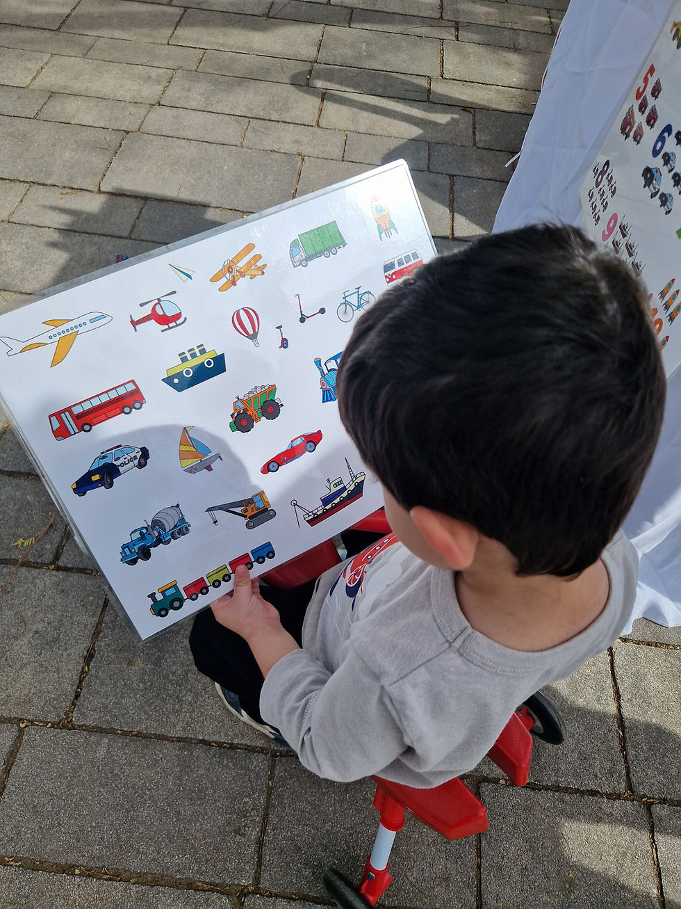 תמונה ממוזערת: ילד משתמש בפלייסמט כלי תחבורה