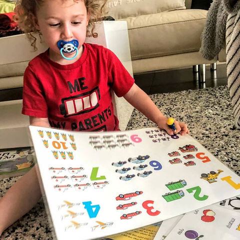 פעוט משחק עם פלייסמט מספרים וכלי תחבורה