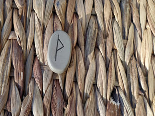 Rune THURISAZ, THORN, THURS, THURISA, THUIT, THURISAR, THOR : signification du tirage et utilisation