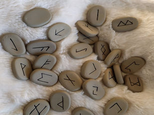 Runes et astrologie,  Associer ces deux systèmes divinatoires permet d’apporter un éclairage unique sur votre personnalité et votre destinée. Découvrez quelle rune correspond à votre signe astrologique et comment elle peut influencer votre vie !