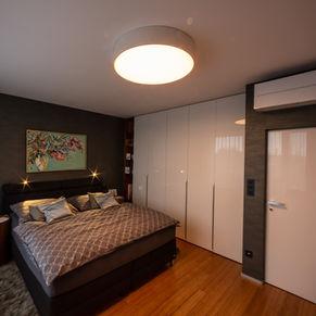 Závesné kruhové svietidlo LUMILOGY CIR s bielym dekórom, teplým svetlom 3000K a smart ovládaním Casambi. Ideálne nad jedálenský stôl, do kuchyne, detskej izby, spálne alebo malej obývačky, vyrobené na Slovensku z membrány Barrisol. Zdravé difúzne osvetlenie, hlavné osvetlenie miestnosti. Výpredaj LED svietidiel.