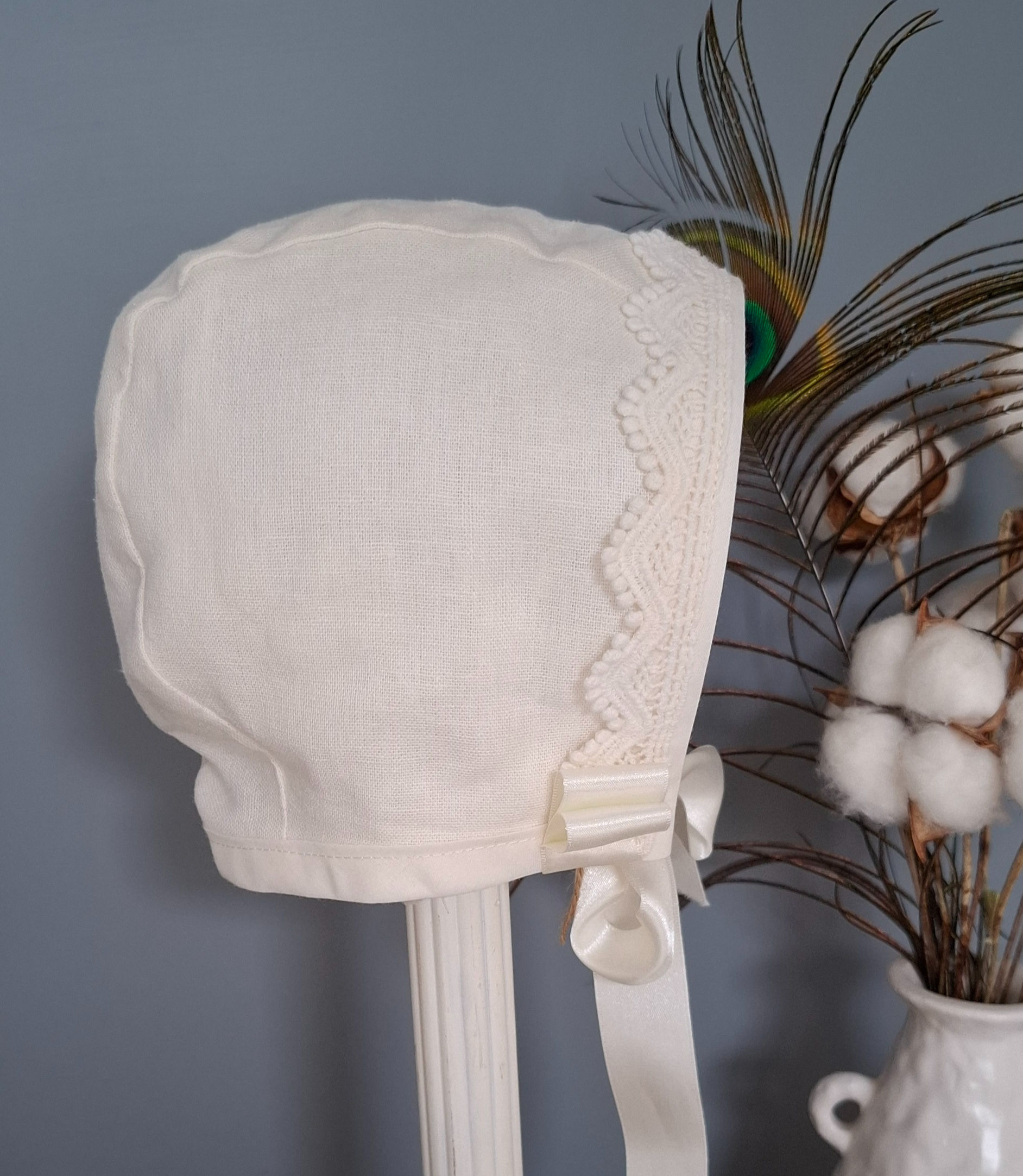 Cream classic bonnet - medium