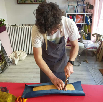 atelier créatif pour apprendre la tapisserie d'ameublement et refaire une chaise