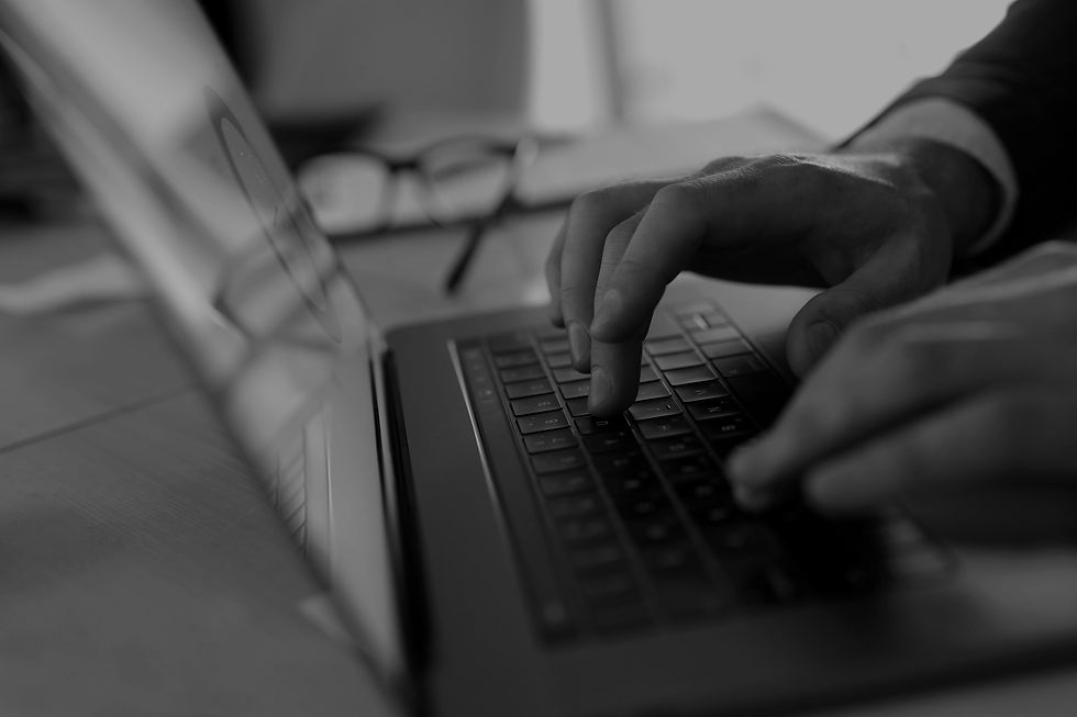 Escribiendo en la computadora portátil