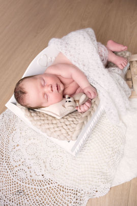  jestem profesjonalną fotografką, specjalizującą się w sesjach noworodkowych w Redzie, Gdyni, Rumi i Wejherowie. Moim celem jest uchwycenie najpiękniejszych chwil z pierwszych dni życia Twojego dziecka, by stworzyć niezapomnianą pamiątkę, która będzie z Tobą na zawsze.