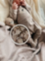 Акрилова табличка для першого фото новонародженого з квітковою композицією.