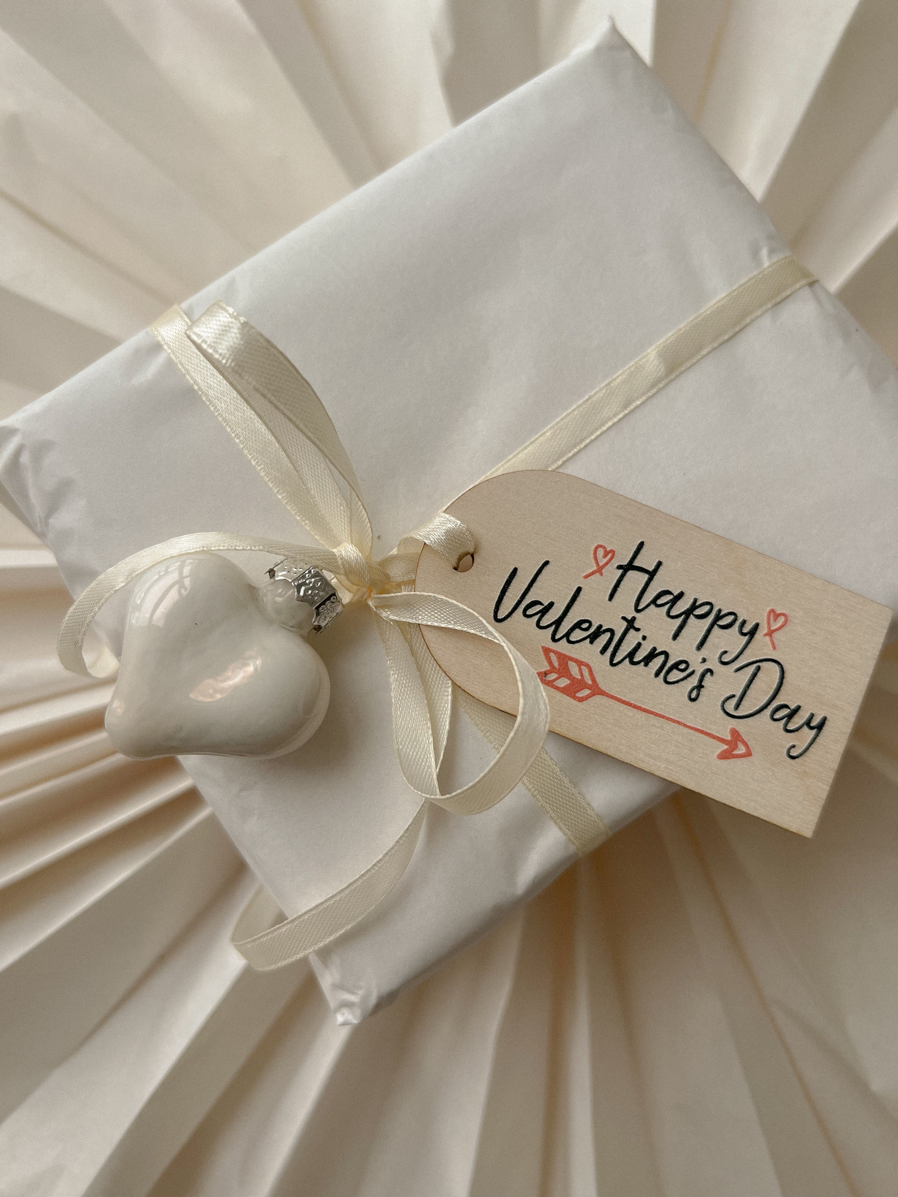 Деревʼяна табличка для декору подарунків до Дня Святого Валентина.