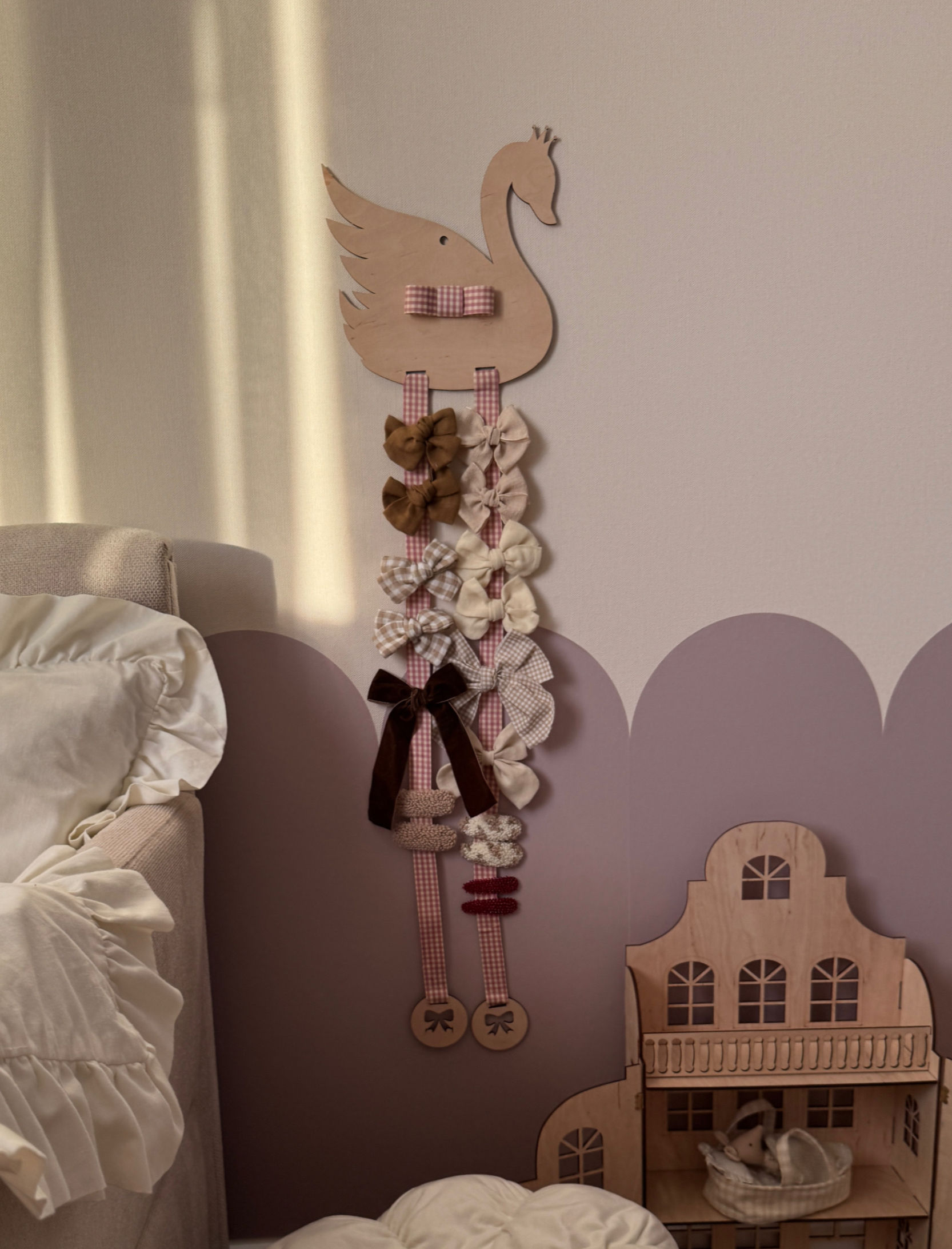 Дерев'яний лебідь з чарівними стрічками  для кріплення та зберігання  дитячих заколок для дівчат.