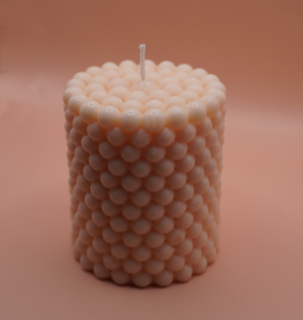 Miniaturbild: Vanilla Walnut Duftkerze - Freistehende kleine Bällchen die einen kleinen Turm bilden - Farbe Cream. 