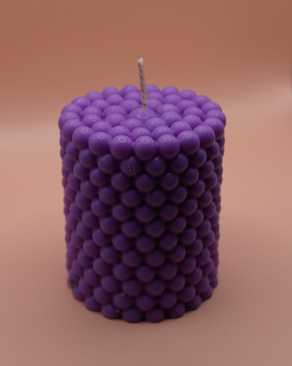 Miniaturbild: Vanilla Walnut Duftkerze - Freistehende kleine Bällchen die einen kleinen Turm bilden - Farbe Lilla. 