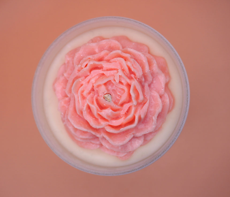 Miniaturbild: Rosenholz, samtige Blumen - Duftkerze in Weißen Kerzen Glass und oben hat Sie eine Rosane Rose