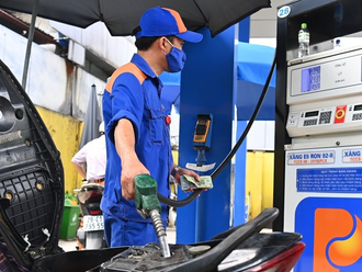 Prices of petrol hold, oil down 520-960 VND per litre from January 11