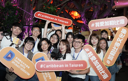 和青年志工於加勒比海嘉年華合影