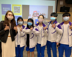 於中壢家商校園演講中與高中生合影